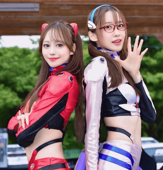 「最高です2人共」エヴァコスのRクイーン、背中合わせで魅せた”ダブル美女・インパクト”にファンうっとり「かわいすぎです」