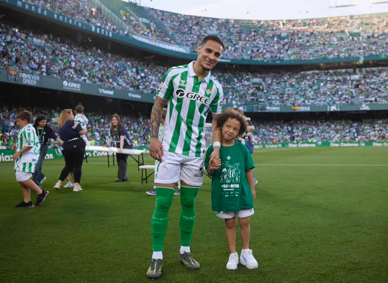 アントニー選手、息子との愛情あふれる一幕公開