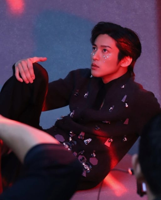 目黒蓮、赤い光に包まれたFendiスタイル。VOGUE JAPAN撮影で見せたモードな表情