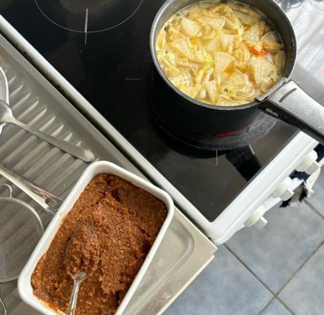 猫沢エミが近所の陶芸家から自家製の味噌をいただく！