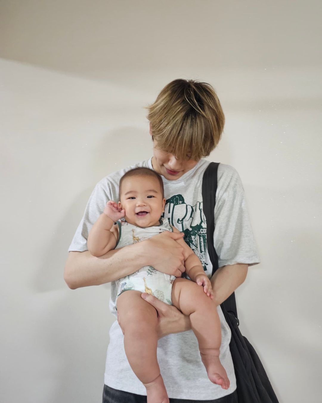 大人気韓国アイドルが赤ちゃんとツーショットが話題に！「誰の赤ちゃん？パパに見える」