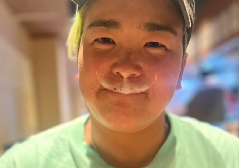 ユーモア爆発！女子プロレスラーが楽しむ“ヒゲビール”セルフィー