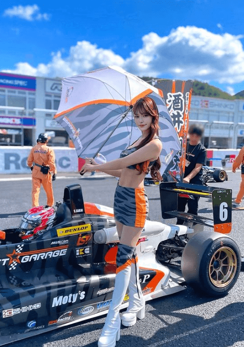 「完全完璧に可愛い」レースクイーン・広瀬晏夕、”晴れの国”で披露したガチ惚れショットにファン熱狂！