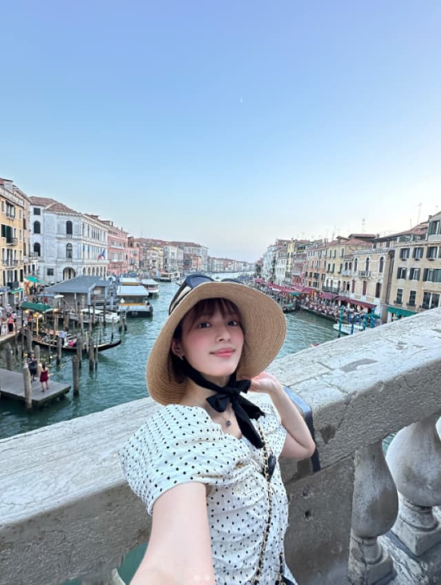矢作穂香がベネチアから最新ショットを披露「ワンピ姿のほのちゃん好きすぎる」などとファン絶賛