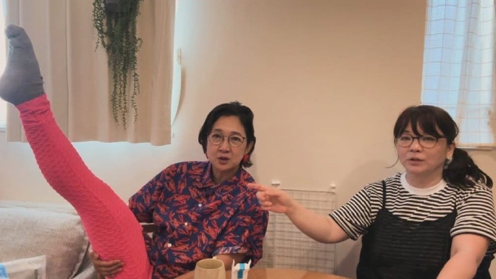 北陽・虻川美穂子、鮮やかカラータイツに大満足　「脱ぎ着しやすくお気に入り」