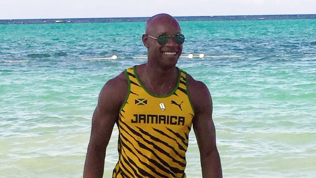 海辺に降臨…伝説スプリンターの筋肉が眩しすぎると話題に