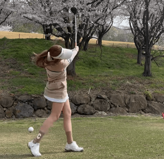 「綺麗なスイング！」美女ゴルファー・折茂ひまわり、絵になりすぎ”桜バック・スイングムービー”を公開！ファン絶賛の声