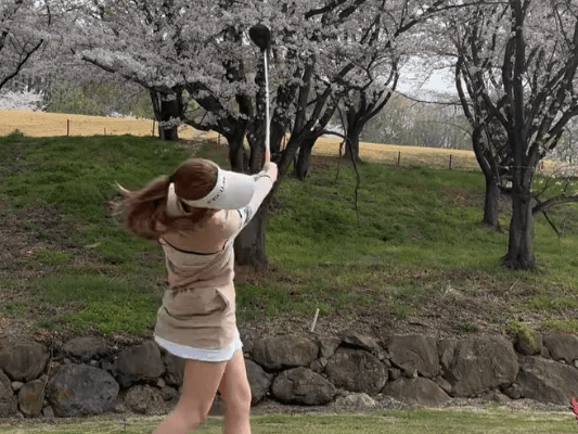 「綺麗なスイング！」美女ゴルファー・折茂ひまわり、絵になりすぎ”桜バック・スイングムービー”を公開！ファン絶賛の声