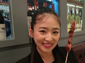 仲川遥香、インドネシアのローカルフードに舌鼓「みんなの好きなサテは？」