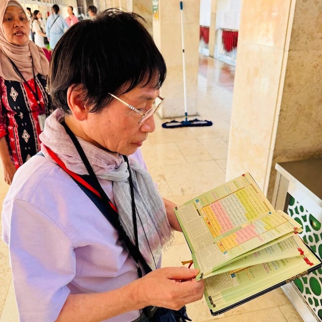 尾木ママ、現地のモスクを見学　「敬虔な信者さんが多い」