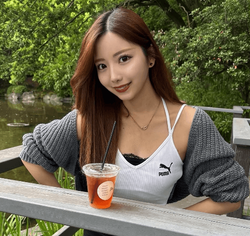 「高貴でお美しい」スポーツ美女子、岸辺のほとりで魅せた”スポーティー・コーデ”にファン惚れ惚れ「ヤバいよめっちゃくちゃ可愛い」