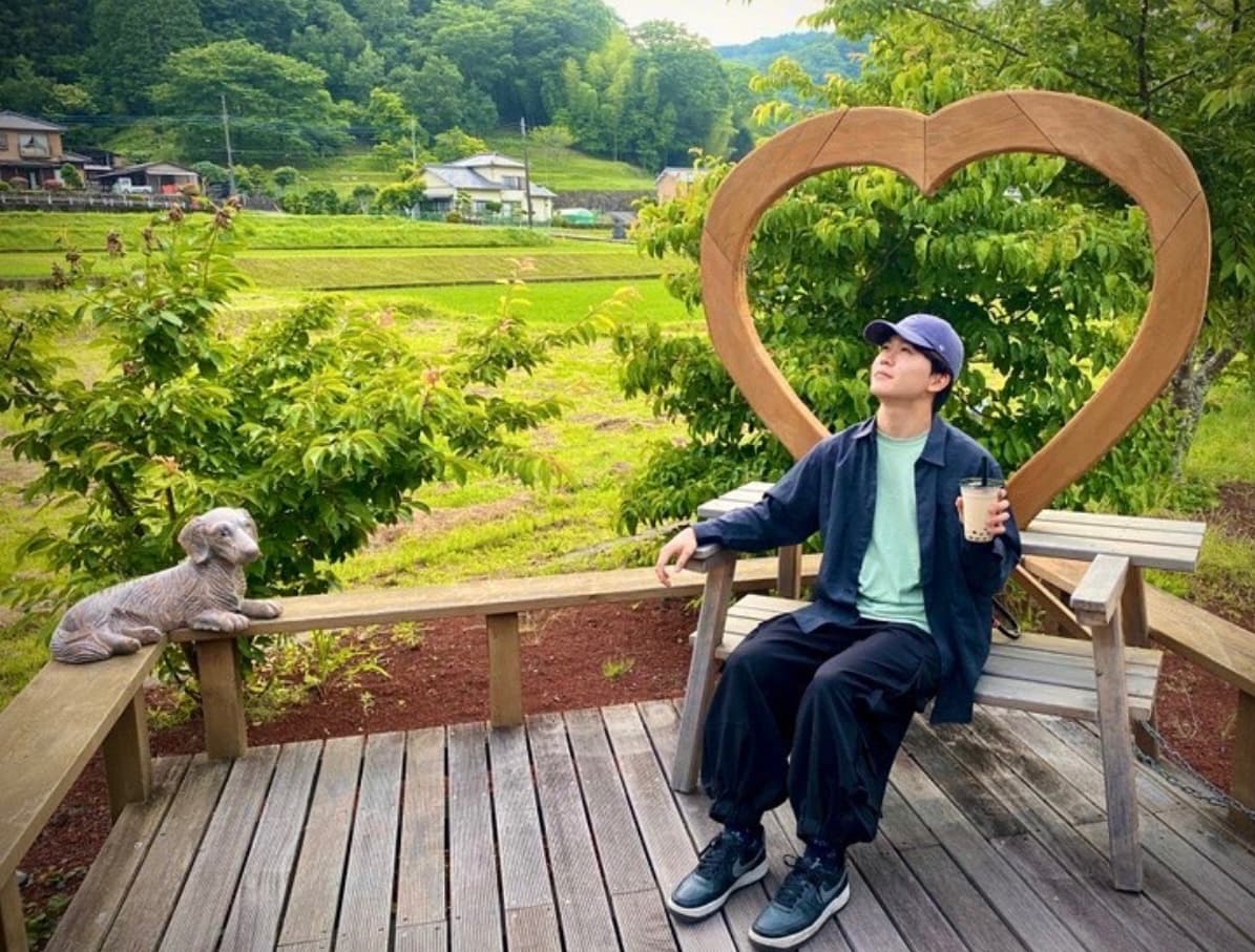 鈴木福、タピオカを持ちながら