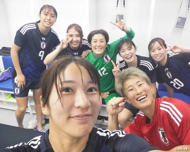 なでしこジャパン遠藤優の「1枚」がすべてを語る。勝利後のなでしこたちが見せた最高の素顔