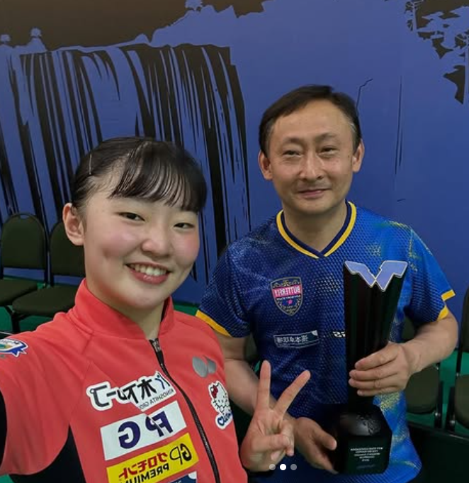 感動の2冠達成！張本美和、父と再び笑顔のVポーズ