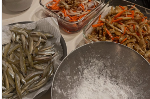 井上咲楽、大量のワカサギ南蛮漬けを作る！「とんでもない量が完成」