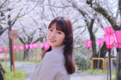 栗田麻理が“満開の桜ショット”を公開！花吹雪と花筏に映える笑顔が話題