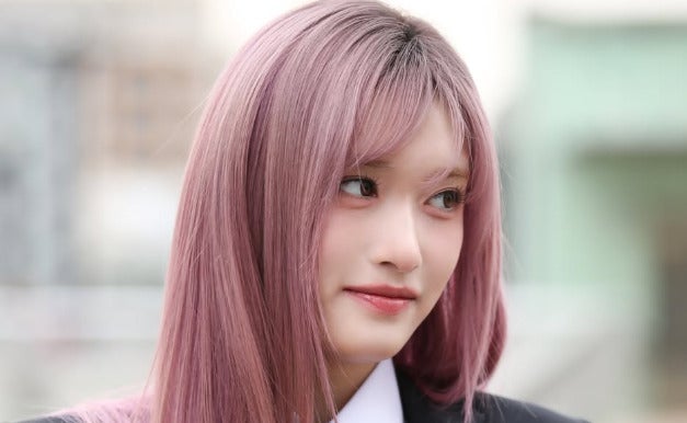 「破壊力半端ない」IVE・イソ、“制服姿 × ピンク髪”に世界中から絶賛の声