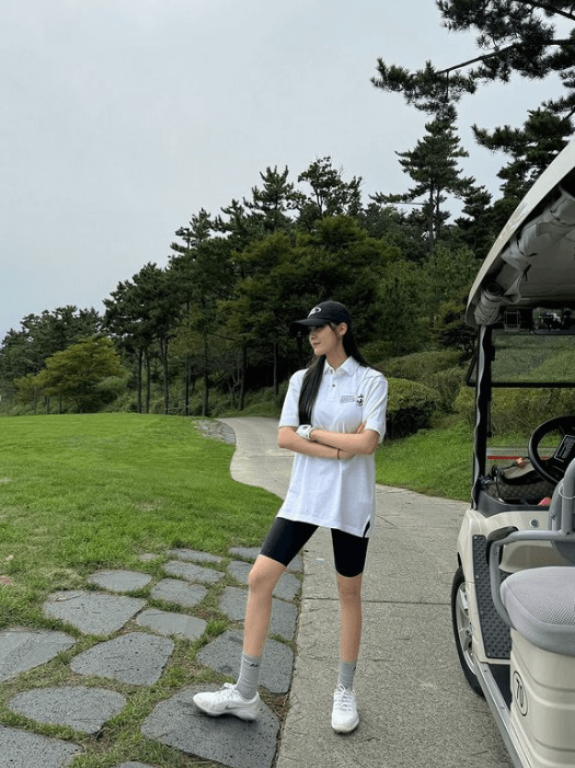 T-ARA・ヒョミン、有名レストランを謳歌！可愛すぎるゴルフシーンのショットも見逃し厳禁