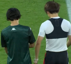 プレシーズンマッチで対戦した南野拓実と上田綺世がユニフォーム交換をする