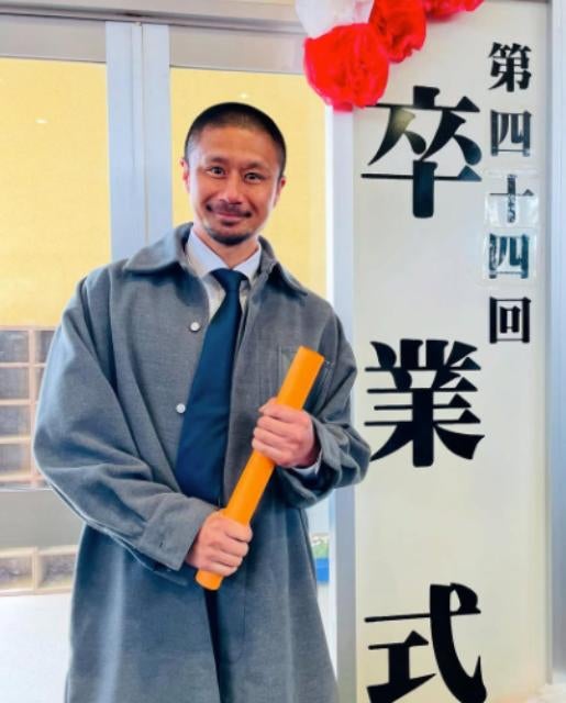 坪井慶介、卒業証書を“拝借”？最後までふざけた父ちゃんでした！
