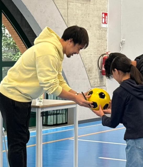 岡崎慎司　同級生のつながりでイタリア・ミラノでの日本人学校の子供達と交流