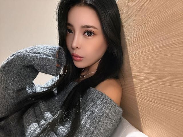 サイバージャパン・RIONA「オフショルニットで誘惑⁉」ショットにファン悶絶！