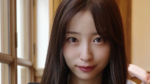 林佑香が魅せた“美しすぎるカフェタイム”にファン歓喜！人気ケーキとの2ショットも話題