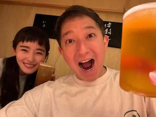 夫は人気芸人！美人女優が夫婦”仲良し”2ショット公開で話題に「突然ながら、」