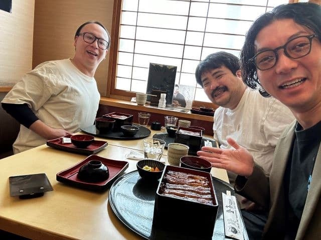 ニューヨーク嶋佐、トレエンたかしのおごりで大晦日の鰻を満喫！空気階段もぐらと笑顔の3ショットを披露