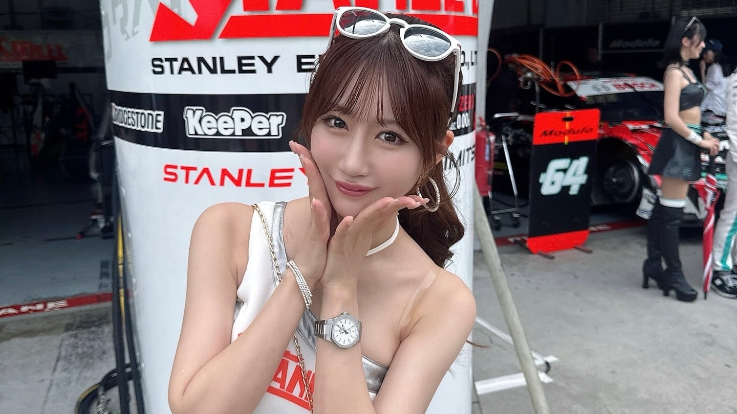 白いコスチュームがまぶしい！日南まみ、STANLEY TEAM KUNIMITSUで輝く笑顔