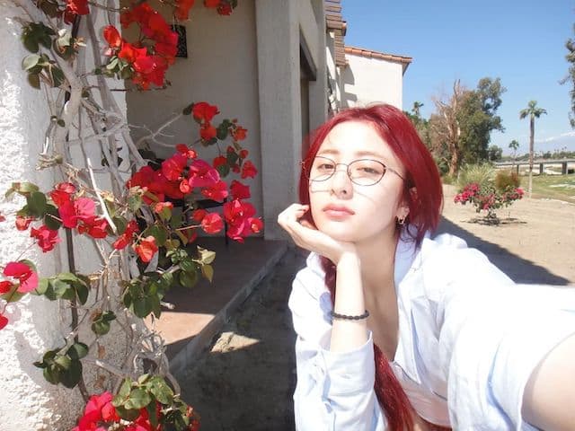 LE SSERAFIM・ユンジン 赤髪映えるアメリカでのオフショットを披露