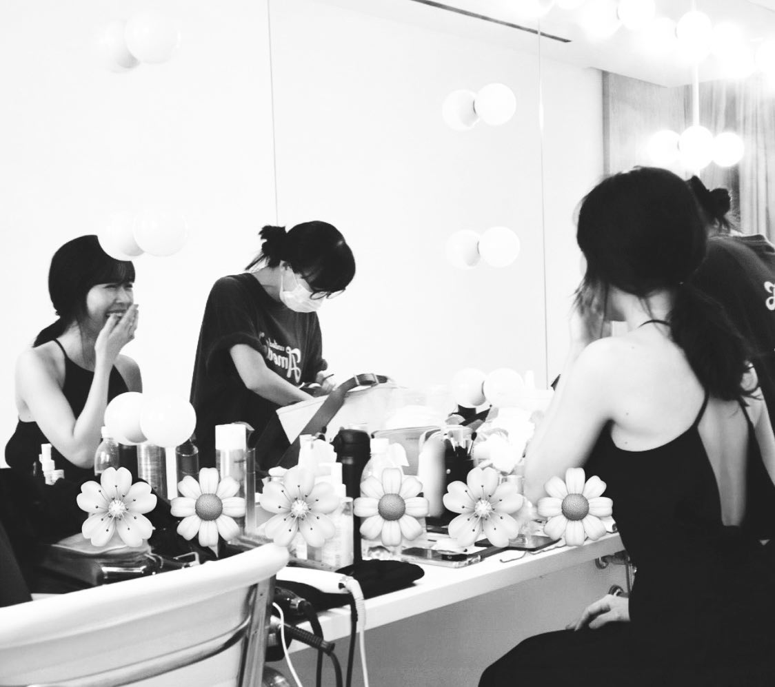 有村架純さんが白黒ショット公開「満面の笑顔が素敵過ぎ😊💖🌺」