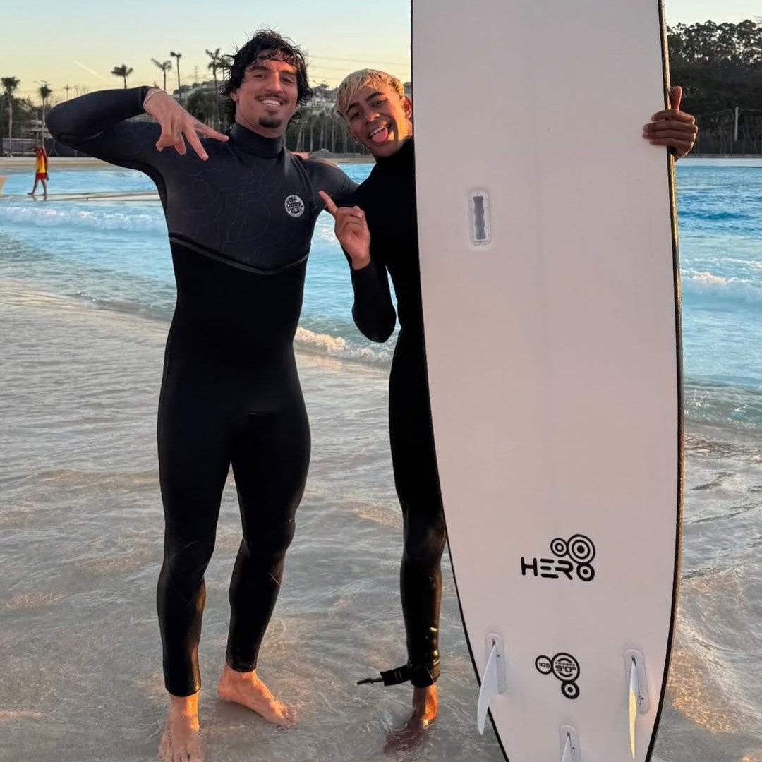 バルサのヤマルがサーフィンに挑戦！レアなウェットスーツ姿で「波に乗る」