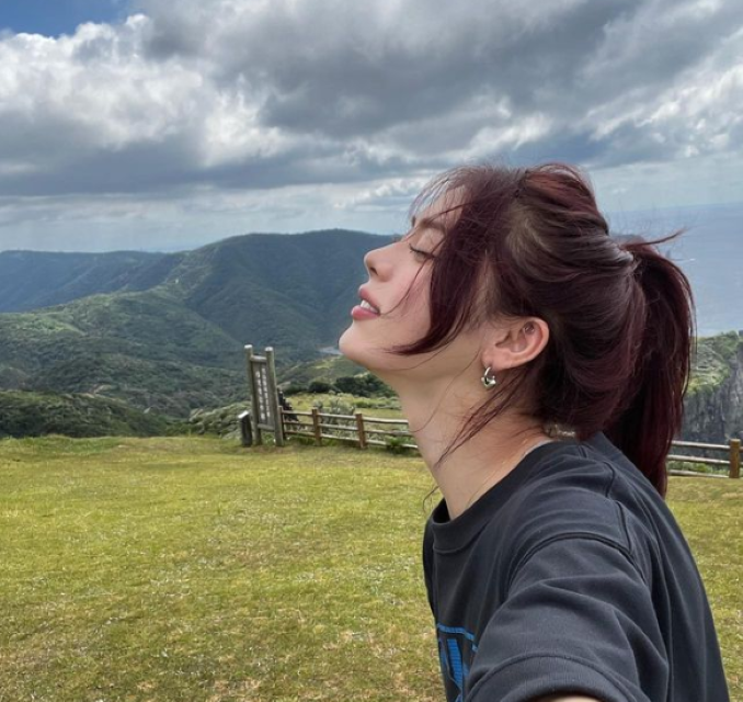 井手上漠の最新ショットが美しすぎる👀「地元の懐かしい景色に、漠ちゃん降臨✨」