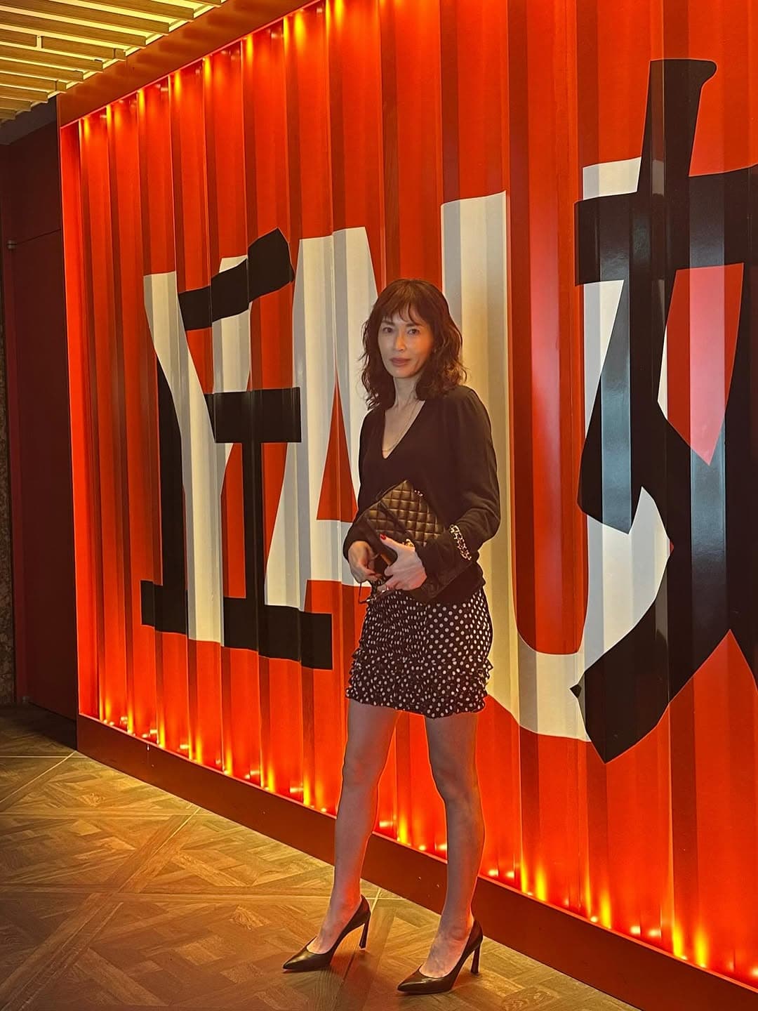 「ママ友とディナー⁉」人気女優〇〇、色気あふれるスタイルにファン歓喜‼