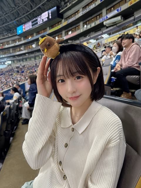 HKT48メンバーがホークスの試合を観戦！激カワショットとともに「勝利の女神になれる日が来ますように..」