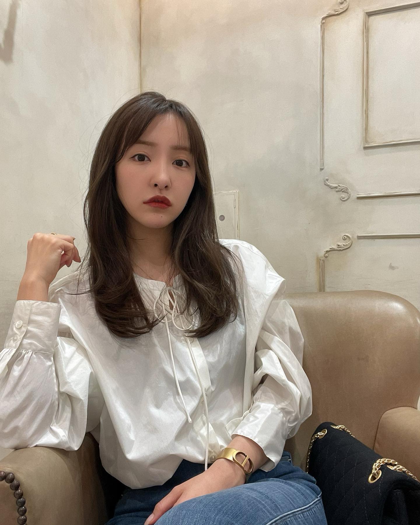 板野友美さんが爽やか白シャツコーデを披露💞「切ないような青春のかおり🍃」