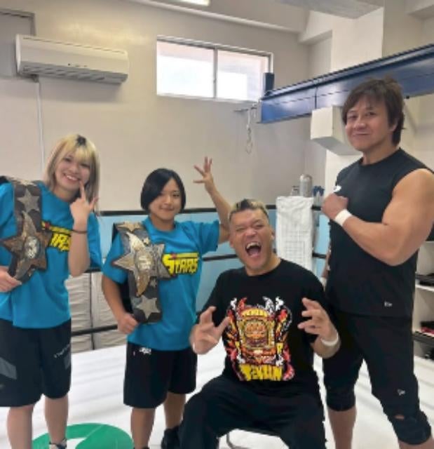 プロレスラー・小島聡、天山広吉とスターダム道場へ！飯田沙耶＆羽南の公開練習をサポート