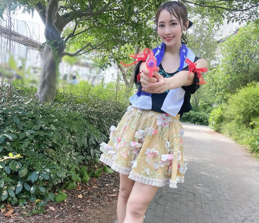 「ソー・プリティ」美女アイドルボウラー、爽やかMAX”ウォーターガン・ショット”を披露！ファン歓喜