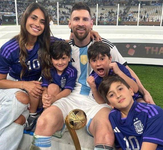 メッシの美人妻がW杯アルゼンチン優勝を祝福💓愛息子らもトロフィーにキス👀