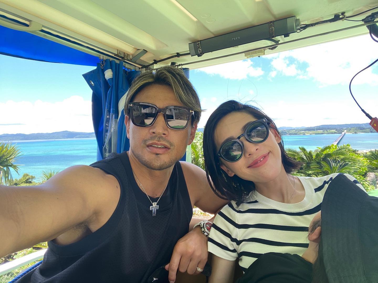 魔裟斗＆矢沢心夫妻、青い空をバックに2S😎「憧れ夫婦です❤️‍🔥👏」