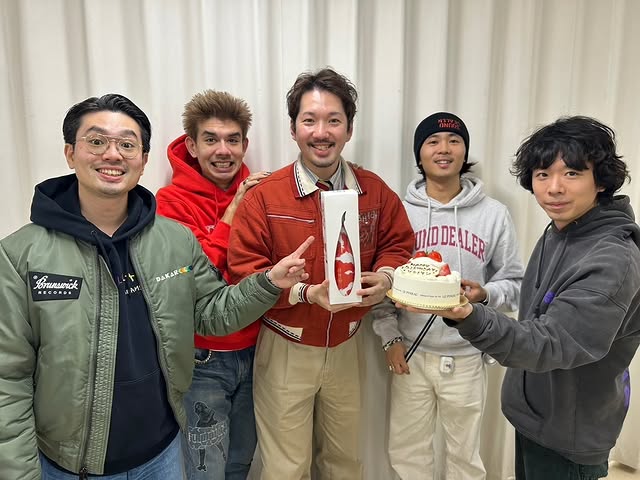 ロックバンド「OKAMOTO'S」ベーシストのハマ・オカモト、シンガーソングライター・ブライアン新世界の誕生日祝う！