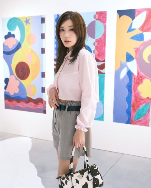 仲里依紗、PRADA×アート空間で感性爆発。ピンクブラウスがギャラリーに咲いた一輪の華