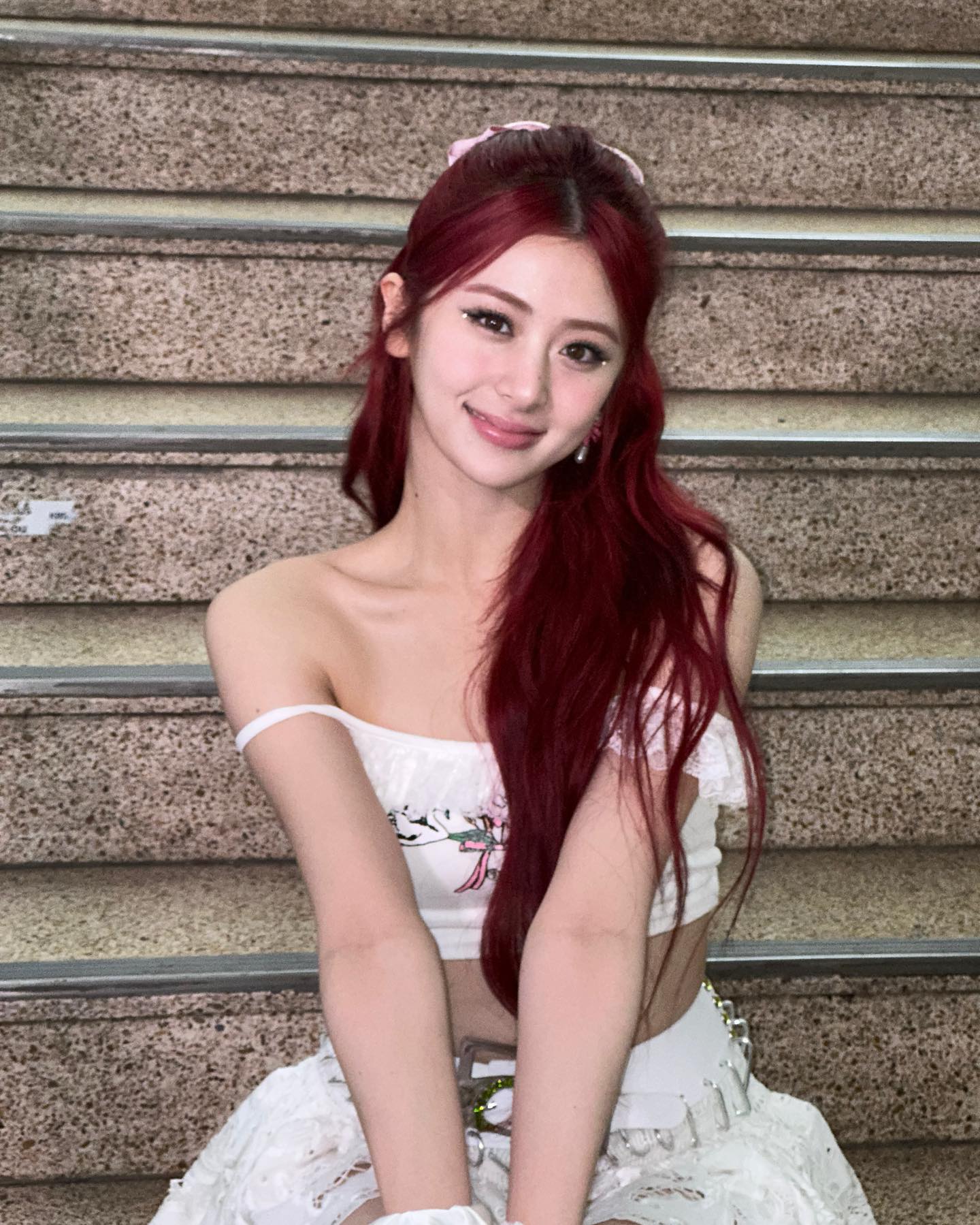 LE SSERAFIM・ユンジンが新衣装を披露!!優しい笑顔にファンは虜...