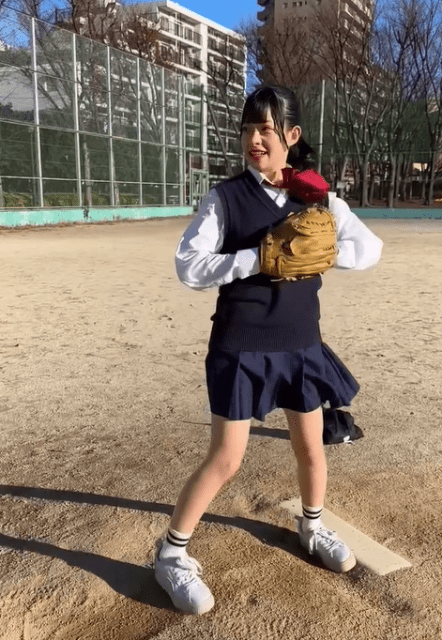 身長146cmアイドル・越まりん、可愛すぎる「ピッチャールーティン」披露も強風で飛ばされそう⁉