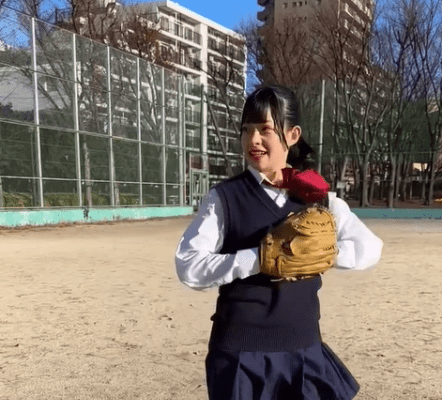 身長146cmアイドル・越まりん、可愛すぎる「ピッチャールーティン」披露も強風で飛ばされそう⁉