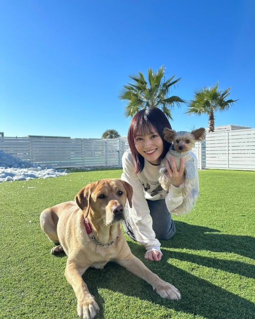 「打ち合わせという名のいぬ会(笑)」山本彩、わんちゃんとのスリーショットが「可愛いの大渋滞」と話題！