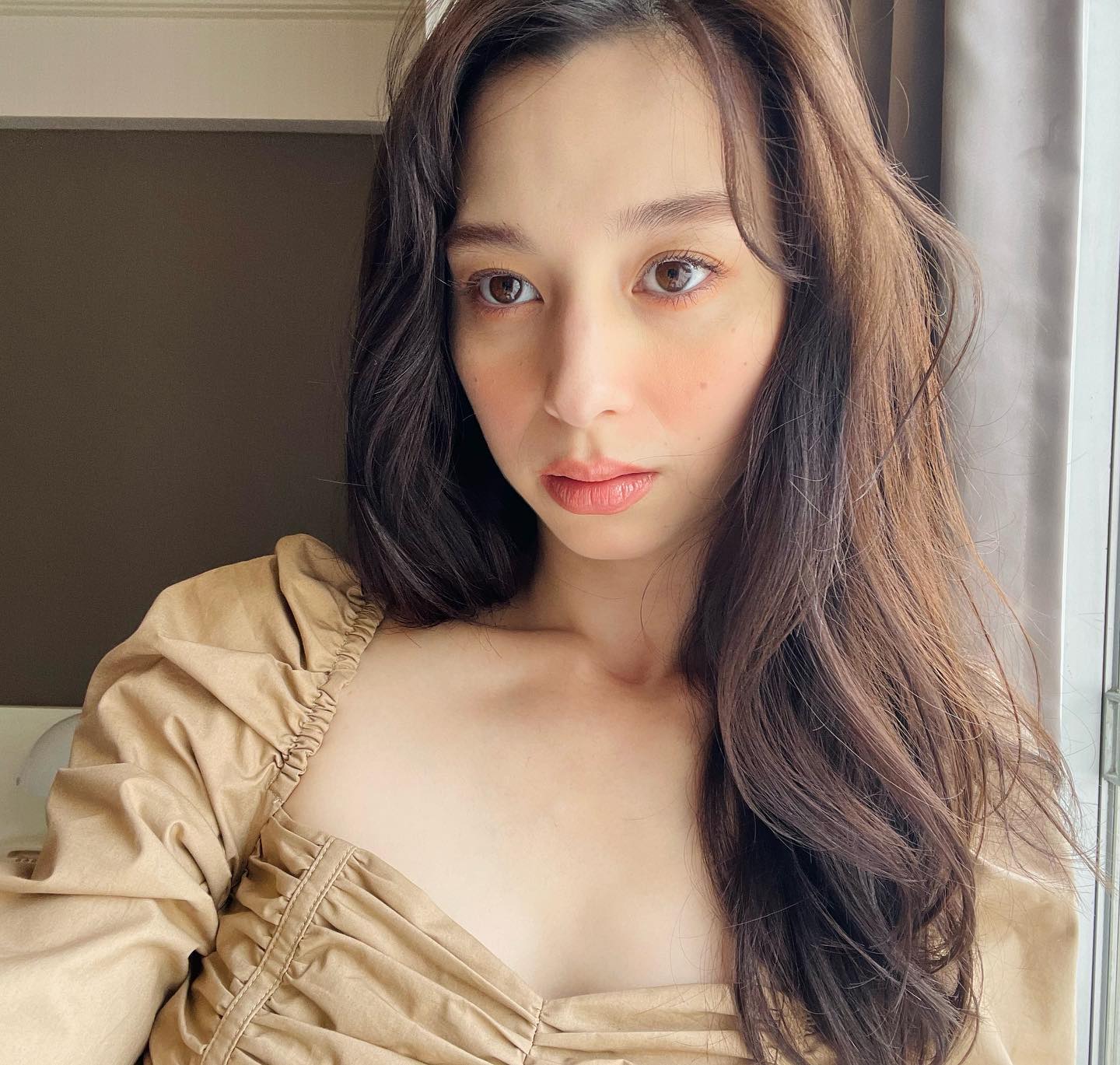 中条あやみさんの抜け感メイク!!💓秋らしい大胆なトップスにファン悶絶