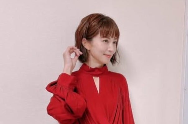 「頭がフル回転した幸せな時間でした」安田美沙子が赤いオールインワンでスーパーKEIBA生放送！