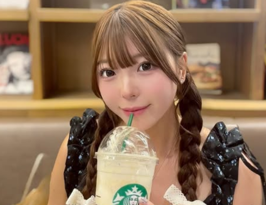 「可愛いが渋滞中！」おさげの美女ビーチバレー選手、”癒しのサモエドカフェ”へ！どっちも激カワだとファン・ヒーリング状態